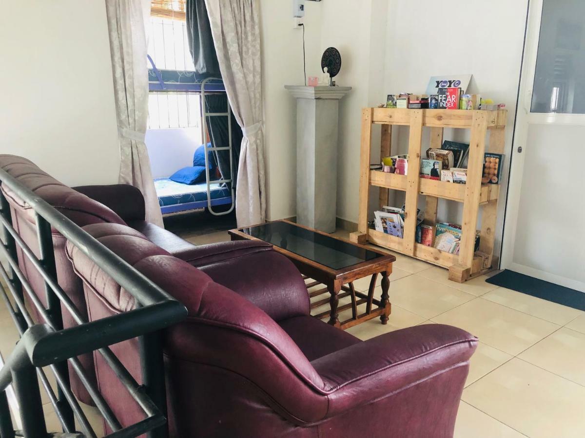 Yoyo Airport Hostel 니곰보 외부 사진